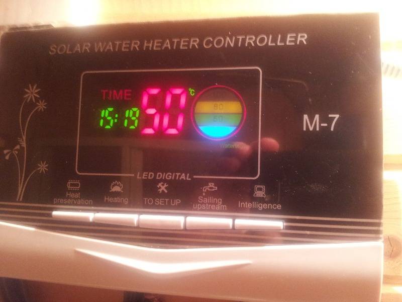 Контроллер солнечного водонагревателя M-7, показывающий температуру горячей воды 50 градусов